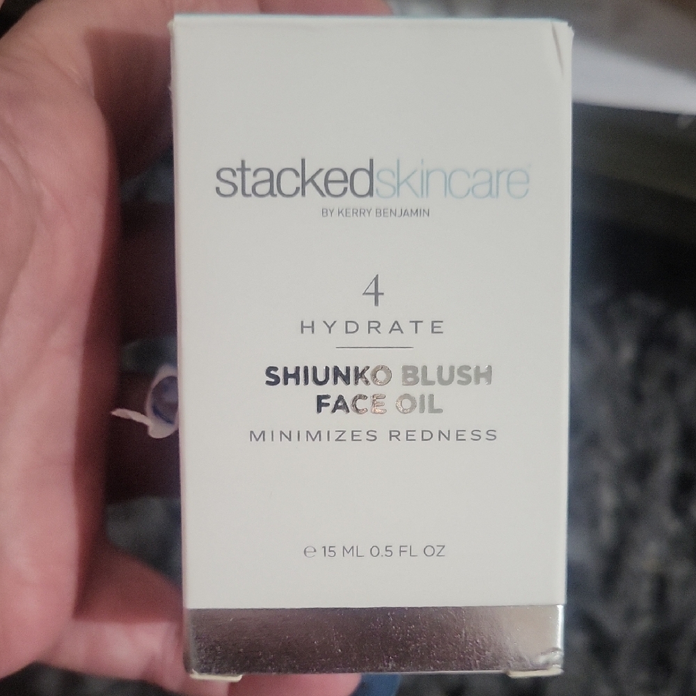 New Seal To Box Off. Shiunko Blush Face Oil -